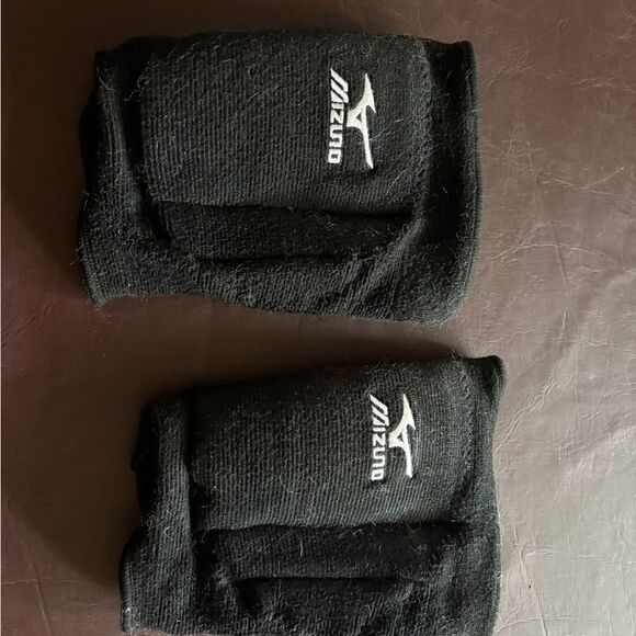 💥 Buy 2 get 1 Free 💥 Mizuno Black Kneepads - Picture 1 of 3